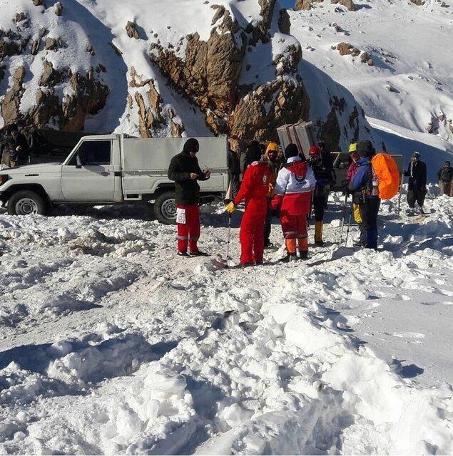 امدادگران هلال احمر یک جوان کولبر را نجات دادند امدادگران هلال احمر یک جوان کولبر را نجات دادند