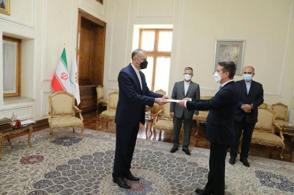 تسلیم استوارنامه سفیر جمهوری آذربایجان به وزیر امور خارجه کشورمان