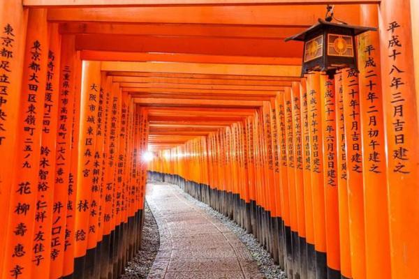 فوشیمی ایناری؛ معبدی ژاپنی با هزاران دروازه نارنجی